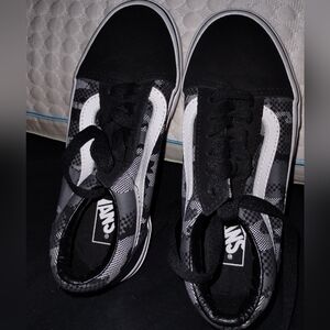 Vans Off The Wall Kids Sneakers in Black and White. Size Us 13